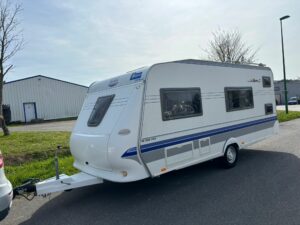 Caravane hobby luxe kmfe 500 - lits superposes - auvent - coin toilettes avec douche - annee 2008