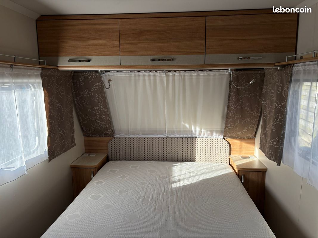 Caravane caravelair antares style 460 - annee 2015 - lit central - deplace caravane - store banne + auvent – Image 4