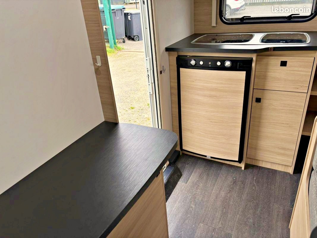 Caravane sterckeman 420 cp comfort - lit dinette - auvent gonflable - deplace caravane - porte velos - 2022 – Image 4