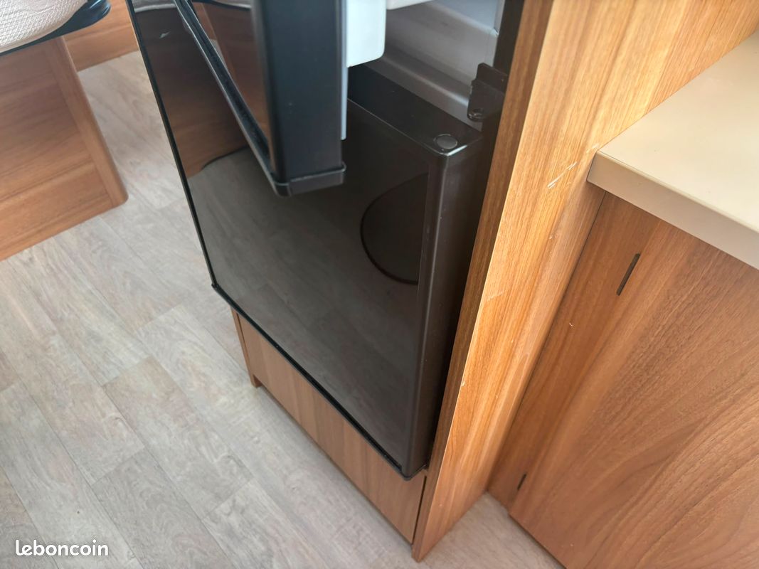 Sterckeman starlett 455 cp – 2015 – grand lit central 160 cm – ptac 1 200 kg – auvent – grand frigo trimix – Image 9