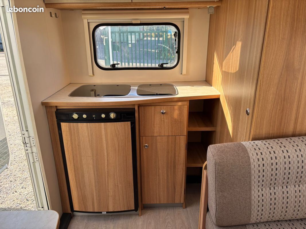 Caravane caravelair antares style 460 - année 2015 - lit central - deplace caravane - auvent - porte-vélos – Image 11