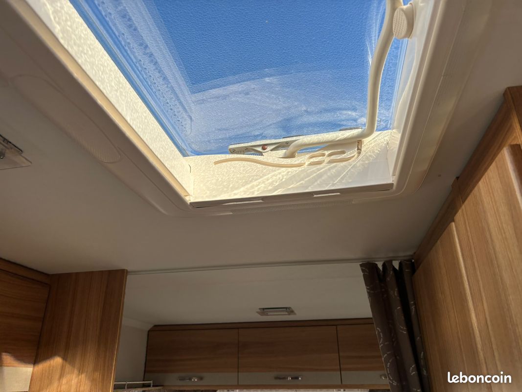 Caravane caravelair antares style 460 - année 2015 - lit central - deplace caravane - auvent - porte-vélos – Image 12