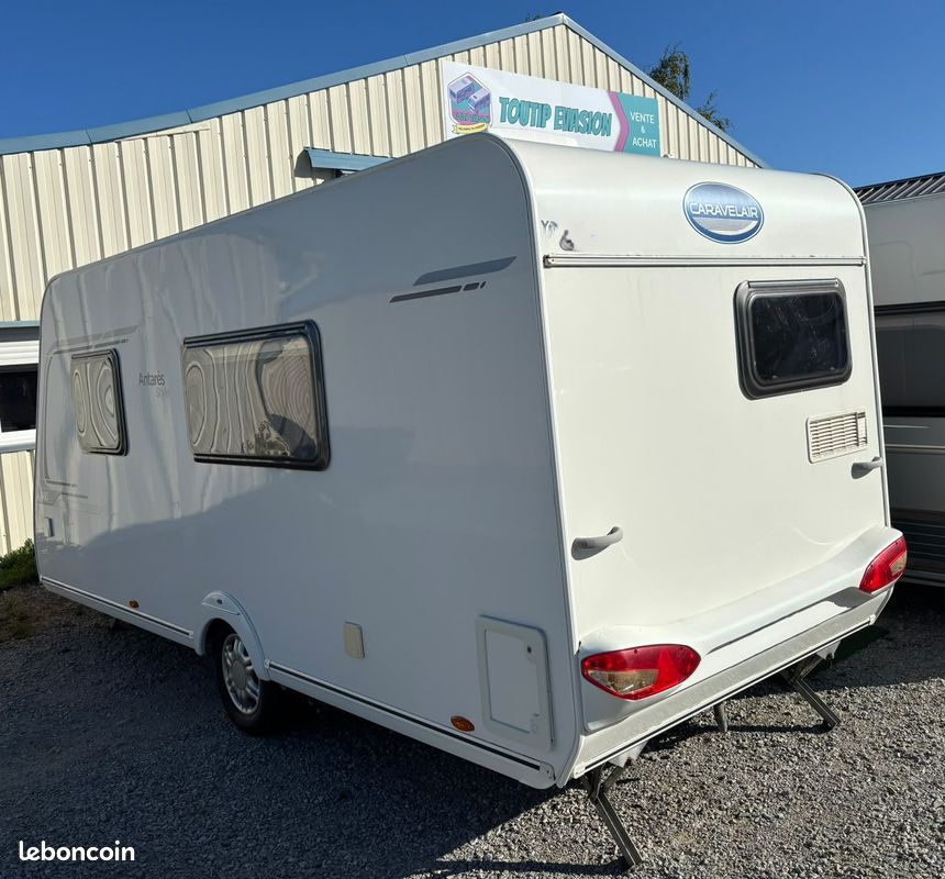 Caravane caravelair antares style 460 - année 2015 - lit central - deplace caravane - auvent - porte-vélos – Image 13