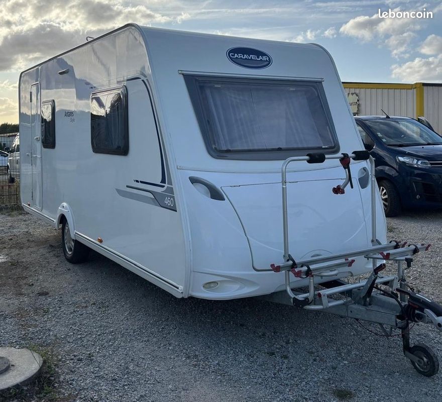 Caravane caravelair antares style 460 - année 2015 - lit central - deplace caravane - auvent - porte-vélos – Image 3