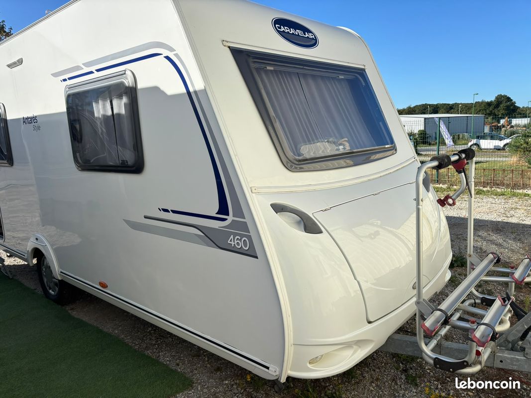 Caravane caravelair antares style 460 - année 2015 - lit central - deplace caravane - auvent - porte-vélos – Image 4