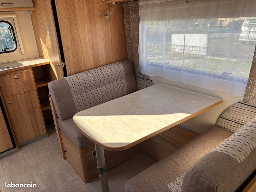 Caravane caravelair antares style 460 - année 2015 - lit central - deplace caravane - auvent - porte-vélos – Image 7