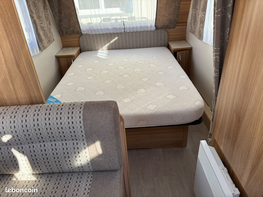 Caravane caravelair antares style 460 - année 2015 - lit central - deplace caravane - auvent - porte-vélos – Image 8
