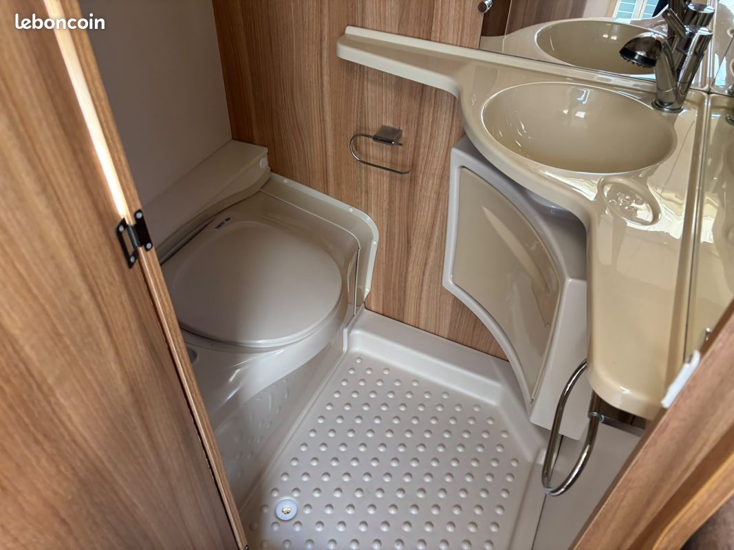 Caravane caravelair antares style 460 - année 2015 - lit central - deplace caravane - auvent - porte-vélos – Image 9
