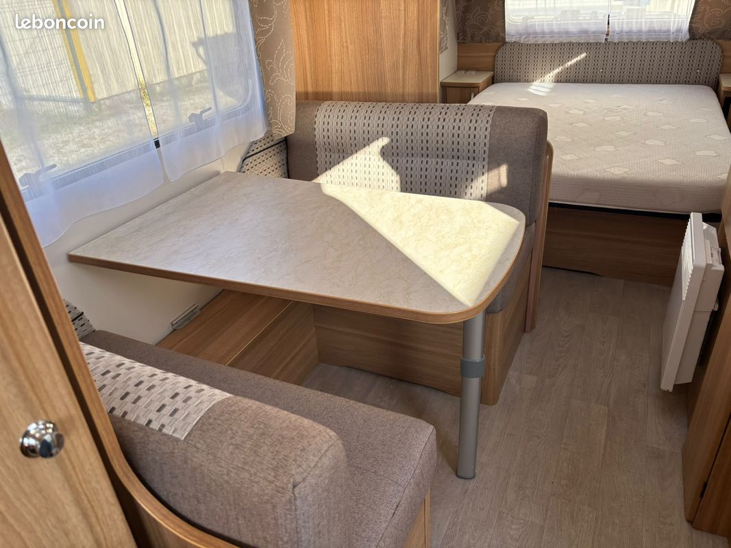 Caravane caravelair antares style 460 - année 2015 - lit central - deplace caravane - auvent - porte-vélos – Image 10